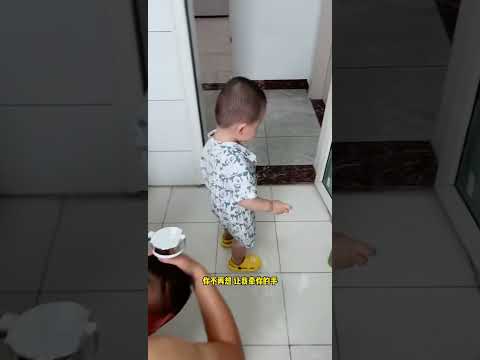 兜兜太懂事了,给爸爸洗头太暖心!#cute #baby #funny #comedy