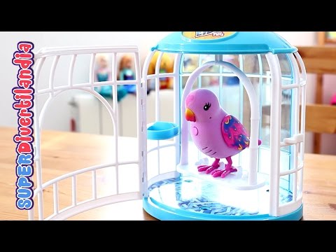 Pajarito parlanchín con su jaula (Little Live Pets) Pia, canta y repite lo que dices.