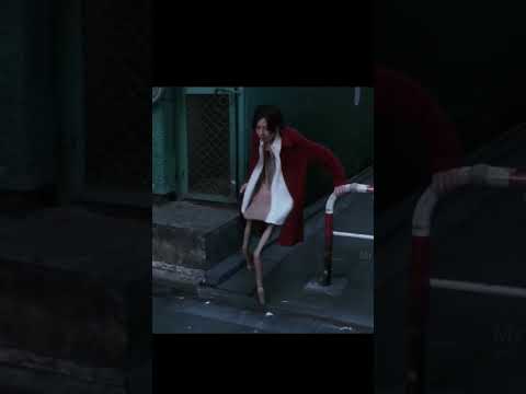 लड़की लकड़ी की कुर्सी में बदल जाती है