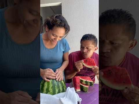 A melancia dela era só casca #comedia #humor #comercomer #melancia #viralshorts