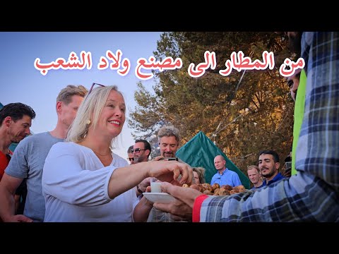 أمين استقبل الهولنديين والفرنسيين الذين تفاجآو بمنظر العمال والخياطة شغالين بالمجان وفي سبيل الله