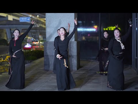 Beautiful Tibetan women perform very beautiful Tibetan song and dance