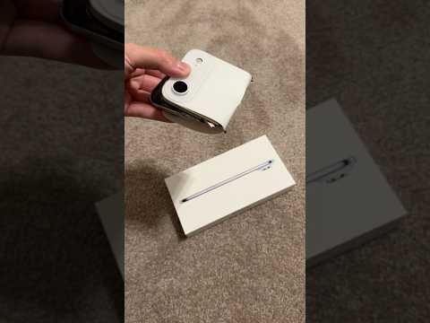 Bending iPhone Air at the Apple Store 📱🤏