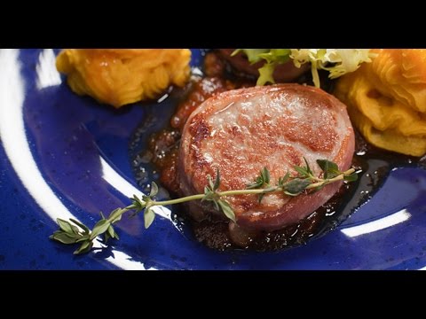 Медальоны из свинины в беконе Мясо
