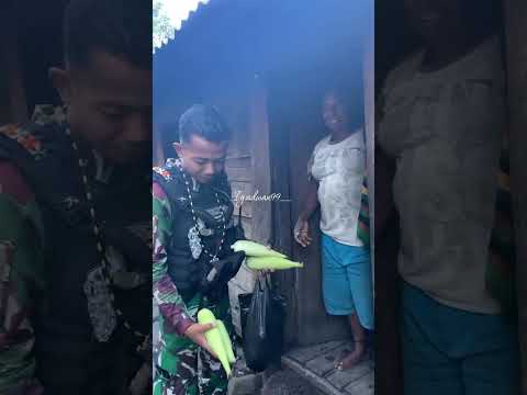 berbagi berkat deng mama😊 #ytbshorts #fypシ゚viral #tnidihatirakyat #tnipeduli #reels #reelsvideo #fyp