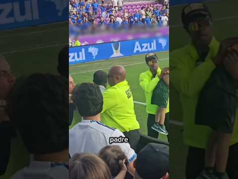 ¡Solo quería recuperar a su hijo, pero lo que hizo el guardia de seguridad sorprendió a todos! 😱🔥