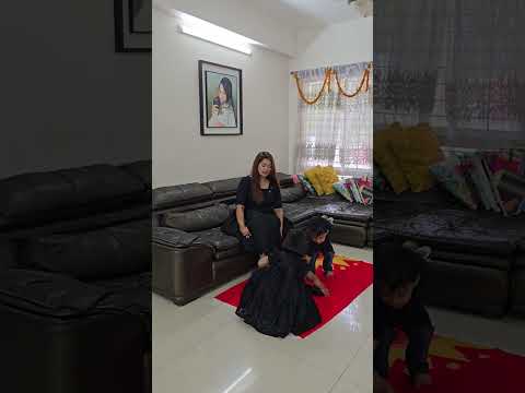 আমাকে বাহিরে নিয়ে যাওয়ার জন্য তার জুতা পরায় দিচ্ছে