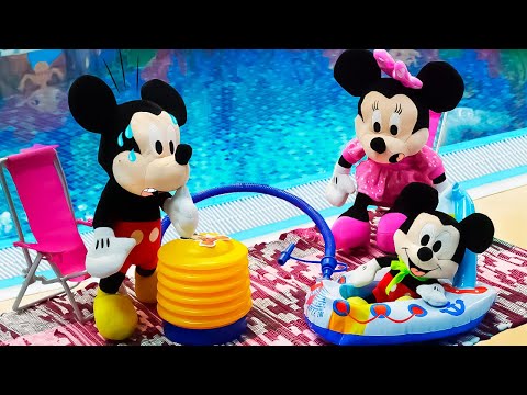 Il giocattolo di Mickey Mouse si riposa con la famiglia: andiamo a giocare in piscina con i piccoli!