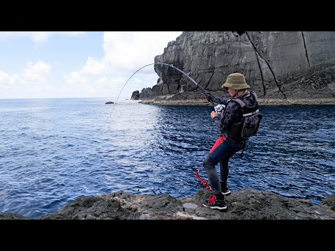 夏の怪物が出現する激流の奇岩無人島。ブッコミ&スルルーで弩級の化け物を追う1泊2日釣りキャンプ【草垣群島】