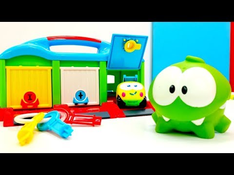 Om-Nom juega con coches para niños. Vídeos de juguetes.