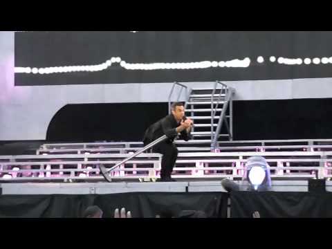 Progress Live 2011: Robbie Performs Let Me Entertain You At Manchester (11 June)