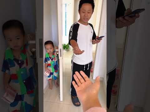 爸爸看手机太入迷，上交的钱怎么找不到了呢！#cute baby#baby#萌娃#搞笑日常 #人类幼崽#小米宝