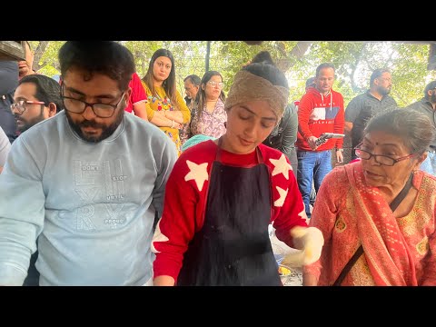 Viral Vada pav girl delhi street food | Vada pav delhi viral girl streetfood