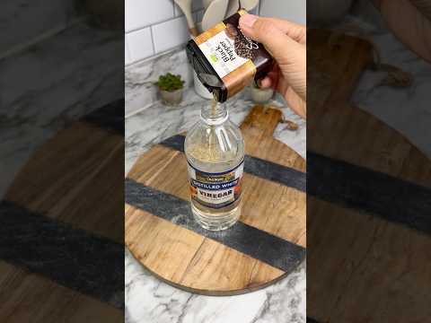 Add black pepper to vinegar and you'll be amazed! #lifehacks #cleaning