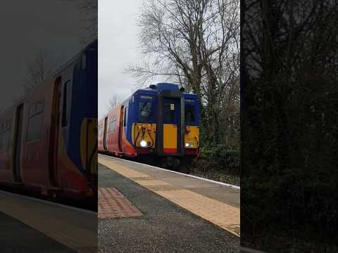 SWR Class 455 Departs Hampton Court Towards London Waterloo #train  #railway #hamptoncourt