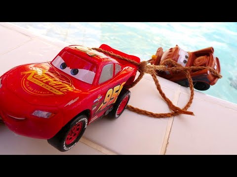 Şimşek McQueen Maitre'i kumdan çıkartıyor. Araba oyunları.