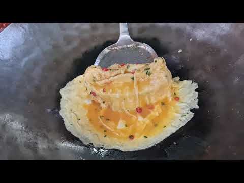 Evening Food Frenzy at Ta Khmao Riverside: Irresistible Fried Noodles & Fried Rice You Must Try!