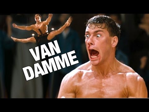 Jean-Claude Van Damme prezentuje możliwości swoich dolnych kończyn.