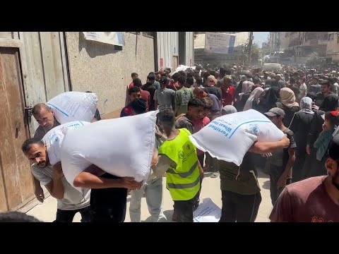 آلاف المواطنين ينتظرون في طوابير لاستلام الطحين من برنامج الأغذية العالمي في غزة