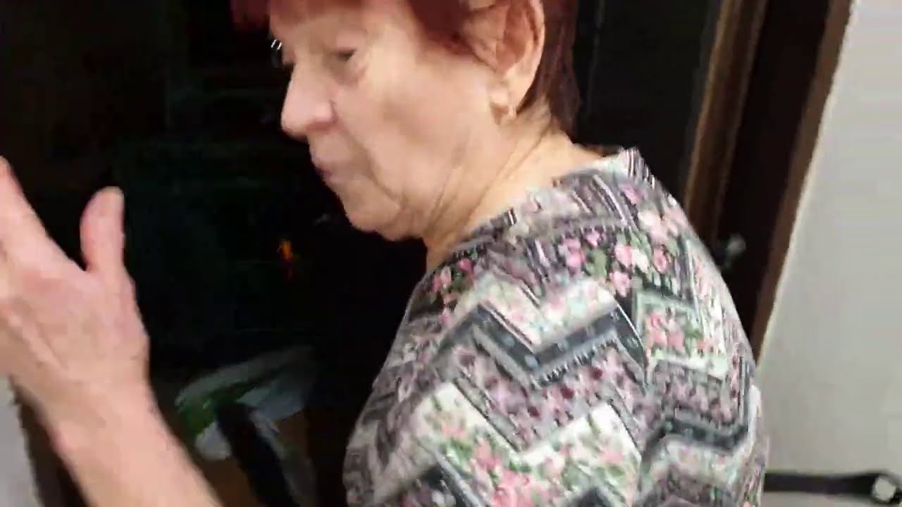 Мама в ужасной позе. Что то подсыпали под двери