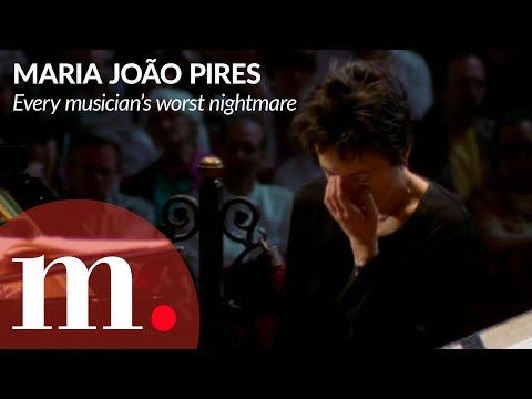 Maria João Pires experiencing every musician's worst nightmare during a lunch-concert