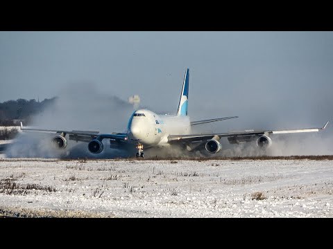 BOEING 747 SNOWPLOW LANDING - B747 SWIRLS UP the snow during reverse (4K)