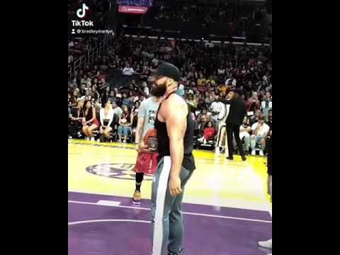 260lb 6’3 bodybuilder dunking.