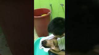 ป๊าบาสอาบน้ำให้น้องบีม