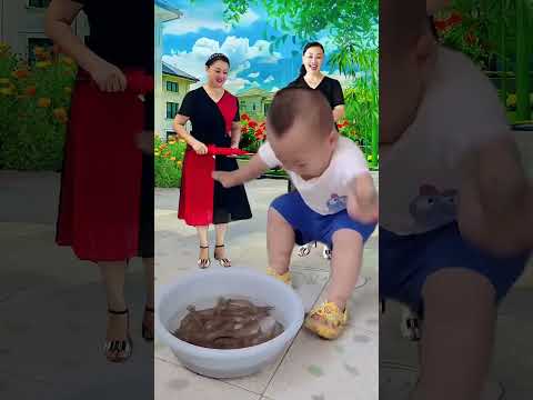 Baby playing is so funny!!😂 赤ちゃん、エビに全力ビビる🤣👶💥