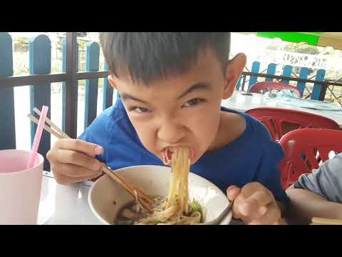 กินก๋วยเต๊ยวยังไงให้ดูอร่อย!!! | เล่นกับลูกTV