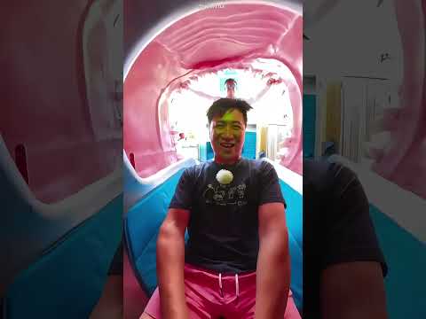 Este chico se lanzó desde un tobogán de tiburón 😱