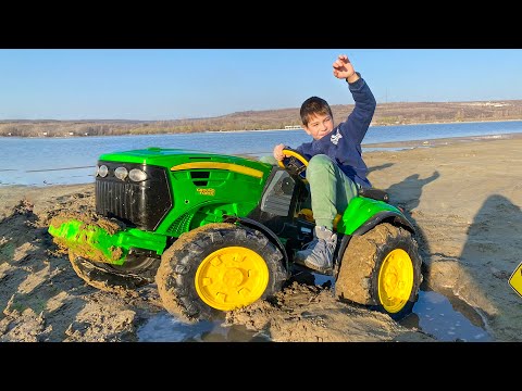 Darius Drives Safe! A Fun Journey with Tractors & Road Signs