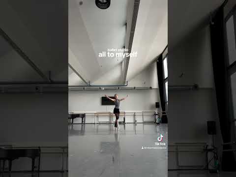 Dancing in the #ballet Studio with Intermezzo Ambassador Avril Wieland #ballerina #balletdancer