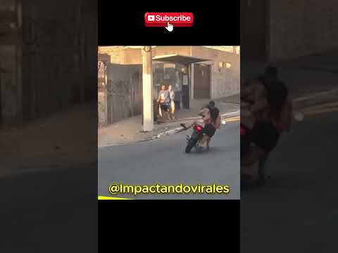 ¡AL LÍMITE! Moto a toda velocidad en persecución brutal 🏍️💥