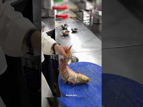 The chef of this restaurant is preparing the fish cut into pieces 🐟