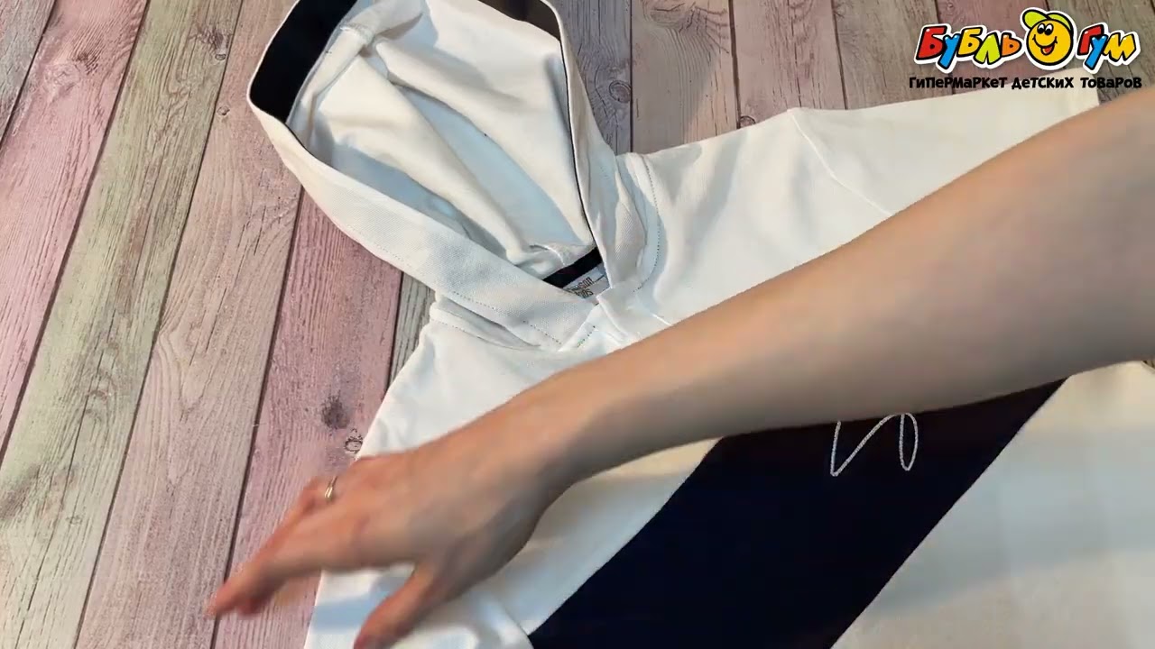 Футболка поло Lanson Kids с надписью и капюшоном белая - видео Футболка поло Lanson Kids с надписью и капюшоном белая - видео