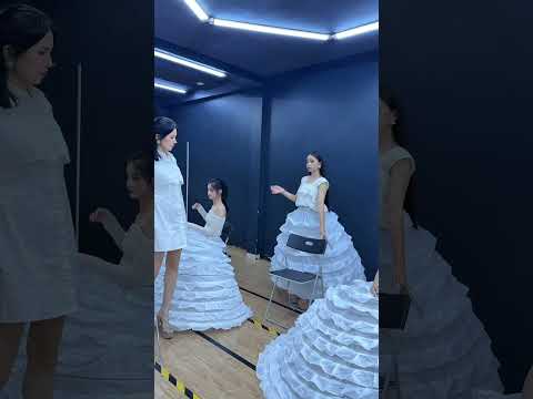 Tạo dáng với tùng váy siêu to