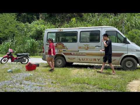 Talented 18-year-old girl invited to help driver change flat tire after passing steep pass