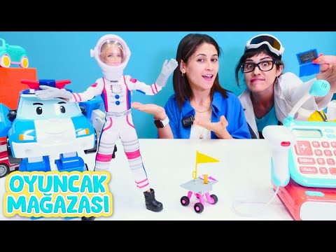 Çocuk videoları - Ümit, Barbie oyuncak bebek için astronot kıyafeti alıyor! Oyuncak Mağazası