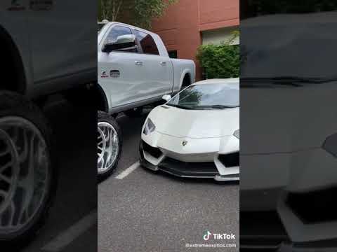 Does this Lambo owner know how to park? 👇👇👇