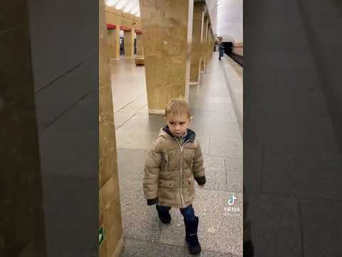 He lost mommy 😭 He try find mommy