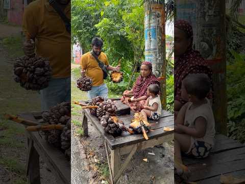 রাস্তায় বি'ক্রি হচ্ছে অদ্ভুত ফল
