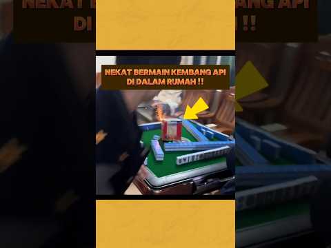 Seorang Pria nekat menyalakan kembang api didalam rumah !!