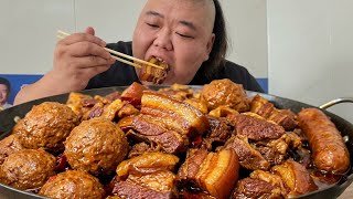 【大锅菜】猴哥简单炫一顿大锅菜！碗底堆尖全是大块肉！大口大口往嘴里送实在又满足！【胖猴仔】