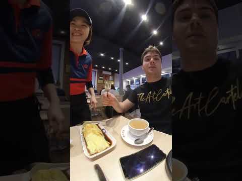 La camarera le pregunta si necesita un tenedor... ¡poco sabe ella que habla chino mandarín