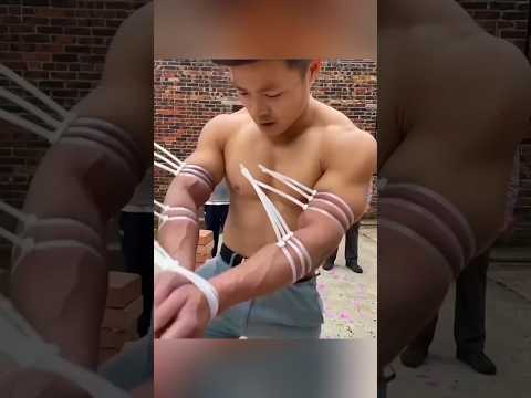 Une démonstration de force incroyable : il brise des attaches avec ses muscles !