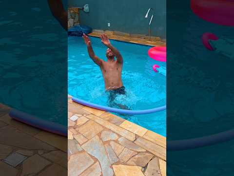 SAI DA PISCINA SE NAO VOCÊ VAI SE MOLHAR KKK