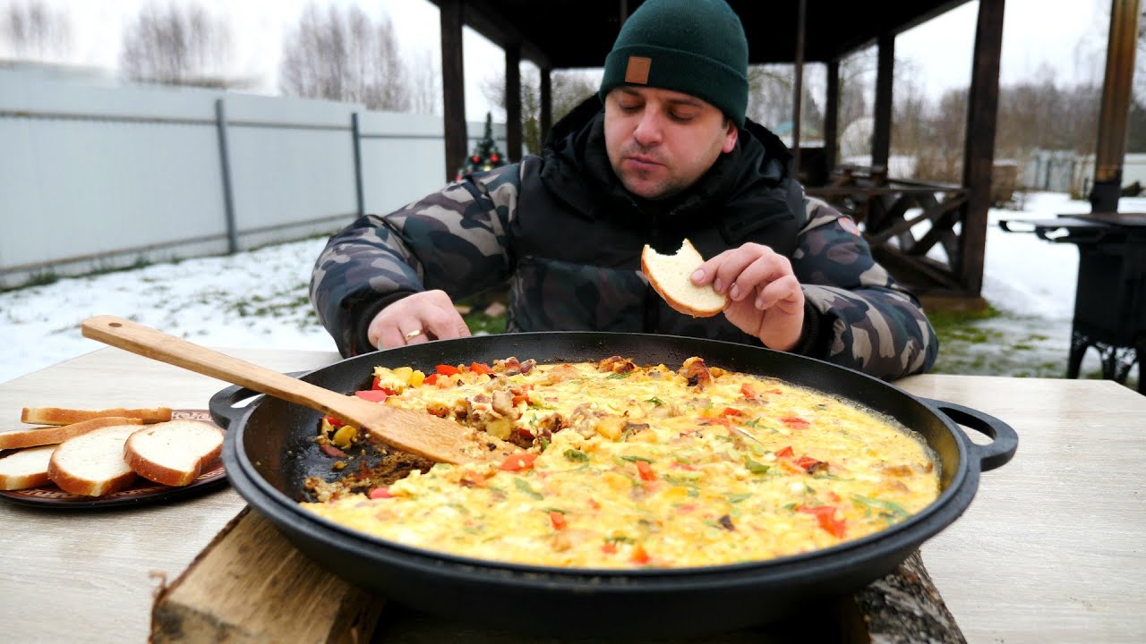 Деревенский омлет в сковороде на огне
