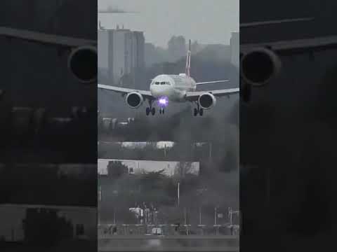 Pilot wrestles this A321 NEO to the ground 😮✈️ #shorts #planespotting #aviation #avgeek #pilot