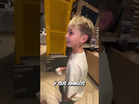 Este cajero del McDonalds lo pillo con las manos en la masa